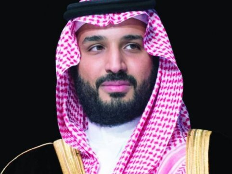 فيديو الأمير محمد بن سلمان يتدخل بعد تأخر صب القهوة للضيوف